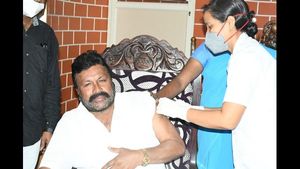 ಕೊರೊನಾ ವೈರಸ್ ಲಸಿಕೆ ಹಾಕಿಸಿಕೊಂಡ ಕೃಷಿ ಸಚಿವ ಬಿ.ಸಿ. ಪಾಟೀಲ್