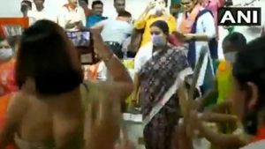 Video: ತಮಿಳುನಾಡಿನಲ್ಲಿ ಕೇಂದ್ರ ಸಚಿವೆ ಸ್ಮೃತಿ ಇರಾನಿ ದಾಂಡಿಯಾ ಡ್ಯಾನ್ಸ್! 