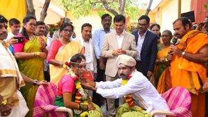 ಅನಾಥ ಯುವತಿ ಜೊತೆ ಸಪ್ತಪದಿ ತುಳಿದ ಕುಮಟಾ ಯುವಕ! 