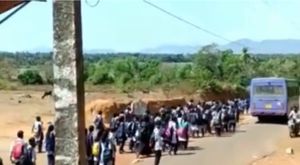 ವಿಡಿಯೋ ವೈರಲ್: ನಿಗದಿತ ಸ್ಥಳದಲ್ಲಿ ಬಸ್ ನಿಲ್ಲಿಸದ ಚಾಲಕ, ಮಾರುದೂರ ಓಡಿದ ವಿದ್ಯಾರ್ಥಿಗಳು!