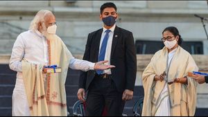 ಚುನಾವಣಾ ರ‍್ಯಾಲಿಯಲ್ಲೇ ಶ್ಲೋಕ ಪಠಣ ಮಾಡಿ, ಮೋದಿಗೆ ಭರ್ಜರಿ ಟಾಂಗ್ ನೀಡಿದ ಮಮತಾ ಬ್ಯಾನರ್ಜಿ 