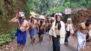 ರಂಗೇರಿದೆ ಕೇರಳ ಚುನಾವಣೆ: ಅಯ್ಯಪ್ಪ ಸ್ವಾಮಿಗೆ ಇರುಮುಡಿ ಸಮರ್ಪಿಸಿದ ಡಾ. ಅಶ್ವಥ್ ನಾರಾಯಣ