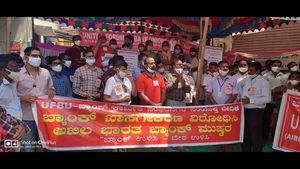 ಬ್ಯಾಂಕ್ ಮುಷ್ಕರ; ದಾವಣಗೆರೆಯಲ್ಲಿ  ನೌಕರರ ಬೃಹತ್ ಪ್ರತಿಭಟನೆ 