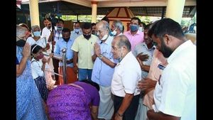  ಶ್ರೀಧರನ್ ಪಾದ ತೊಳೆದು, ನಮಸ್ಕರಿಸಿದ ಮತದಾರರು; ಫೋಟೊ ವೈರಲ್