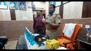 ಪೊಲೀಸ್ ಠಾಣೆಯಲ್ಲಿ ಸ್ಯಾನಿಟೈಸರ್ ಬದಲು ಗಂಗಾಜಲ ಬಳಕೆ!