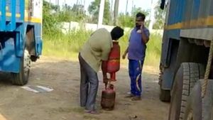 ಹಣದಾಸೆಗೆ ಗ್ರಾಹಕ ಸಿಲಿಂಡರ್‌ಗಳನ್ನು ಆಟೋಗಳಿಗೆ ಅಕ್ರಮವಾಗಿ ಫಿಲ್ಲಿಂಗ್ ಮಾಡುವ ದಂಧೆ!