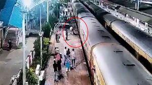  ವಿಡಿಯೋ; ರೈಲಿಗೆ ಸಿಲುಕುತ್ತಿದ್ದವನನ್ನು ಕೂದಲೆಳೆ ಅಂತರದಲ್ಲಿ ಪಾರು ಮಾಡಿದ ಸಿಬ್ಬಂದಿ
