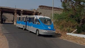 ಹಂಪಿಗೆ ಬಂದು ಮೆಟ್ರೋ ರೈಲು ಮಾದರಿ ವಾಹನ 