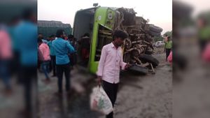 ರಾಷ್ಟ್ರೀಯ ಹೆದ್ದಾರಿ-4ರಲ್ಲಿ KSRTC ಬಸ್ ಪಲ್ಟಿ; ಉಳಿಯಿತು 35ಕ್ಕೂ ಹೆಚ್ಚು ಪ್ರಯಾಣಿಕರ ಜೀವ