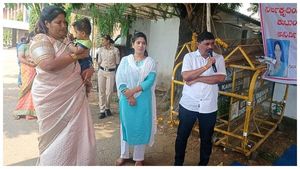ಕಾರವಾರ; ಮುಂದುವರಿದ ಪ್ರತಿಭಟನೆ; ಮಗುವಿನ ಶಿಕ್ಷಣಕ್ಕೆ ಶಾಸಕಿ ನೆರವು 