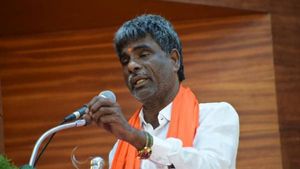 ರಸ್ತೆ ಅಪಘಾತ; ಗಾಯಗೊಂಡವರಿಗೆ ನೆರವಾದ ಸಚಿವರು 