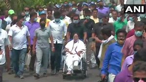 ನಂದಿಗ್ರಾಮದಲ್ಲಿ ಮಮತಾ ಬ್ಯಾನರ್ಜಿ ಭರ್ಜರಿ ರೋಡ್ ಶೋ
