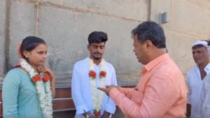 ವೈರಲ್ ವಿಡಿಯೋ; ರೇಣುಕಾಚಾರ್ಯ ಕಾರ್ಯಕ್ಕೆ ನೆಟ್ಟಿಗರ ಮೆಚ್ಚುಗೆ 