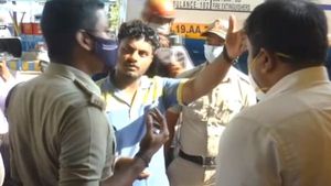 ಮಂಗಳೂರು: ಮಾಸ್ಕ್ ಹಾಕದ ಕಾರ್ಮಿಕರ ಮೇಲೆ ರೇಗಾಡಿದ ಜಿಲ್ಲಾಧಿಕಾರಿ