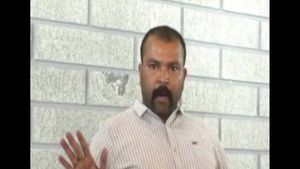 ಜಾರಕಿಹೊಳಿ ರಾಜೀನಾಮೆ: ಸಿಎಂಗೆ ಅಭಿನಂದನೆ ಸಲ್ಲಿಸಿದ ದೂರುದಾರ 