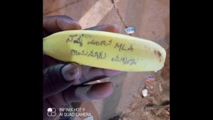 ದಾವಣಗೆರೆ: 'ಮುಂದಿನ MLA ಶಾಮನೂರು ಮಲ್ಲಣ್ಣ'; ಬಾಳೆಹಣ್ಣಿನ ಮೇಲೆ ಬರೆದು ರಥಕ್ಕೆ ಎಸೆದ ಅಭಿಮಾನಿ