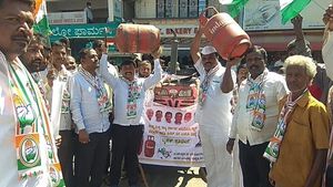 ರಾಮನಗರ; ಕಾರು, ಆಟೋ ಎಳೆದು ಕಾಂಗ್ರೆಸ್ ಪ್ರತಿಭಟನೆ 