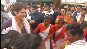 ವಿಡಿಯೋ: ಬುಡಕಟ್ಟು ಮಕ್ಕಳೊಂದಿಗೆ ಹೆಜ್ಜೆ ಹಾಕಿದ ಪ್ರಿಯಾಂಕಾ ಗಾಂಧಿ