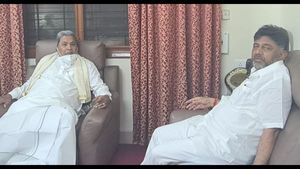  ರಮೇಶ್ ಜಾರಕಿಹೊಳಿ ರಾಸಲೀಲೆ ಸಿಡಿ; ಇದ್ದಕ್ಕಿದ್ದಂತೆ ಒಂದಾದ ಡಿಕೆಶಿ, ಸಿದ್ದರಾಮಯ್ಯ