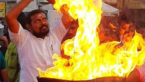 ಮನೆಗೊಂದು ಹೆಲಿಕಾಪ್ಟರ್, 1 ಕೋಟಿ ರೂ. ಮತ್ತು ಚಂದ್ರನಲ್ಲಿಗೆ ಒಂದು ಟ್ರಿಪ್: ಅಭ್ಯರ್ಥಿಯ ಭರವಸೆ!