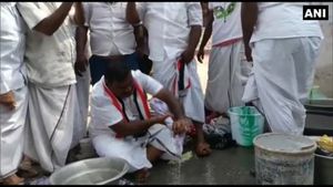 ತಮಿಳುನಾಡು: ಮತದಾರನ ಮನೆಯಲ್ಲಿ ಬಟ್ಟೆ ತೊಳೆದ ಎಐಎಡಿಎಂಕೆ ಅಭ್ಯರ್ಥಿ!