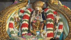 ಮಂಡ್ಯ; ಮೇಲುಕೋಟೆ ಚಲುವನಾರಾಯಣನಿಗೆ ಕಿರೀಟ ಧಾರಣೆ 