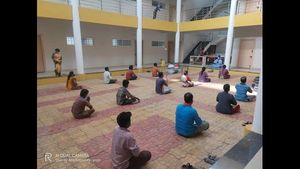 ಕೋವಿಡ್ ಕೇರ್‌ ಸೆಂಟರ್‌ನಲ್ಲಿ ಸೋಂಕಿತರ ಯೋಗಭ್ಯಾಸ 