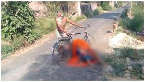ಹೃದಯ ವಿದ್ರಾವಕ: ಸೈಕಲ್‌ನಲ್ಲಿ ಪತ್ನಿ ಮೃತದೇಹ ಹೊತ್ತು ಸಾಗಿದ ಅಸಹಾಯಕ! 
