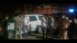 ಧಾರವಾಡ; ರಾತ್ರಿ ಕರ್ಫ್ಯೂ ತಹಶೀಲ್ದಾರ್‌ ನಗರ ಪ್ರದಕ್ಷಿಣೆ 