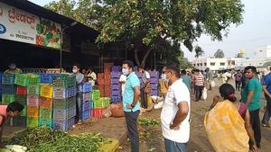 ವಿಜಯನಗರ; ಸಾಮಾಜಿಕ ಅಂತರ ಮರೆತು ಮುಗಿಬಿದ್ದ ಜನ! 