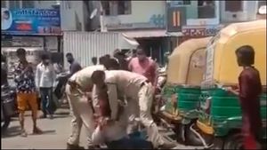  ವಿಡಿಯೋ; ಮಾಸ್ಕ್‌ ಜಾರಿದ್ದಕ್ಕೆ ಆಟೋ ಚಾಲಕನನ್ನು ಅಮಾನುಷವಾಗಿ ಥಳಿಸಿದ ಪೊಲೀಸರು