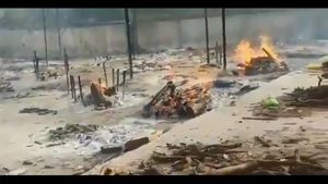 ಕೋವಿಡ್ ಸಾವುಗಳನ್ನು ಮರೆಮಾಚುತ್ತಿದೆಯೇ ಸರ್ಕಾರ?: ಹೆಣದ ರಾಶಿ ಹೇಳುವ ಕಥೆಯೇ ಬೇರೆ 