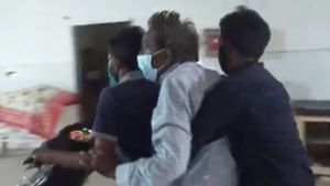 ಸ್ಟ್ರೆಚರ್ ಇಲ್ಲ; ಬೈಕ್‌ನಲ್ಲೇ ವಾರ್ಡ್‌ವರೆಗೆ ರೋಗಿ ಕರೆತಂದ ಯುವಕರು