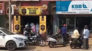ಲಾಕ್ ಡೌನ್ ಘೋಷಣೆ; ಮದ್ಯ ಖರೀದಿಗೆ ಮುಗಿಬಿದ್ದ ಜನ! 