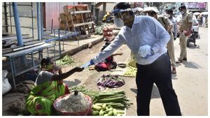 ಧಾರವಾಡ; ಜನದಟ್ಟಣೆ ಪ್ರದೇಶದಲ್ಲಿ ಮಾಸ್ಕ್ ಹಂಚಿದ ಡಿಸಿ 