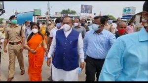 ಸಾಯಬೇಕೋ, ವ್ಯಾಪಾರ ಮಾಡಬೇಕೋ ತೀರ್ಮಾನಿಸಿ: ಸಚಿವ ಈಶ್ವರಪ್ಪ 