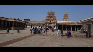 ಬಿರು ಬಿಸಿಲು, ಕೊರೊನಾ ಮಾರ್ಗಸೂಚಿ ಲೆಕ್ಕಕ್ಕಿಲ್ಲ: ಹಂಪಿಯಲ್ಲಿ ಜನವೋ ಜನ