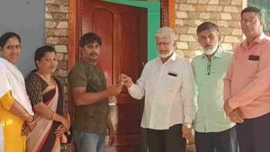 ಉಡುಪಿ; ಬಡ ಕುಟುಂಬಕ್ಕೆ ಮನೆ ಹಸ್ತಾಂತರ 
