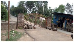 ಕೋವಿಡ್ ಕೇರ್ ಸೆಂಟರ್ ಬೇಡ; ಆದಿವಾಸಿಗಳಿಂದ ರಸ್ತೆ ಬಂದ್ 
