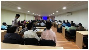 ಕ್ಲಾಸ್ ಆರಂಭ; ಅಧಿಕಾರಿಗಳಿಗೆ ಫೋಟೋ ಕಳಿಸಿದ ವಿದ್ಯಾರ್ಥಿಗಳು! 