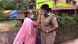 ವಿಡಿಯೋ: ಮಹಿಳಾ ಪೊಲೀಸ್‌ಗೆ ಮಾಸ್ಕ್ ಸರಿ ಹಾಕುವಂತೆ ಸೂಚಿಸಿದ ವೃದ್ಧೆ 