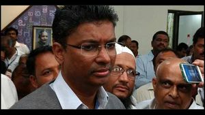  ಸುರೇಶ್ ಅಂಗಡಿ ಪತ್ನಿ ಸ್ಪರ್ಧೆ: ಸತೀಶ್ ಜಾರಕಿಹೊಳಿ ಹಣೆಬರಹ ಈ ಹಿರಿಯ ಕಾಂಗ್ರೆಸ್ ಮುಖಂಡರ 'ಕೈ'ಯಲ್ಲಿ!