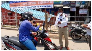 ಶಿವಮೊಗ್ಗ; ವಾಹನ ತಪಾಸಣೆ ವೇಳೆ ಕೋವಿಡ್ ಸೋಂಕಿತ ಪ್ರತ್ಯಕ್ಷ 
