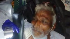 ವಿಡಿಯೋ; ಶಿರಸಿ ಆಸ್ಪತ್ರೆಯಲ್ಲಿ ವೃದ್ಧನ ತಲೆಗೆ ವೈದ್ಯರು ಹೊಡೆದಿದ್ದು ನಿಜವೇ? 