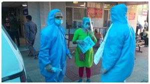 ಕೊರೊನಾ ಸೋಂಕಿತರ ಶವವನ್ನು ಉಚಿತವಾಗಿ ಸ್ಮಶಾನಕ್ಕೆ ಕೊಂಡೊಯ್ಯುವ ಮಹಿಳೆ 
