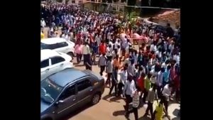 ಬೆಳಗಾವಿ: ಕೋವಿಡ್ ನಿಯಮ ಮೀರಿ ಕುದುರೆಯ ಅಂತ್ಯಕ್ರಿಯೆಯಲ್ಲಿ ನೂರಾರು ಜನರು 