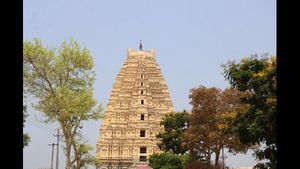 ಸಂಕಷ್ಟದಲ್ಲಿದ್ದ ಹಂಪಿ ಗೈಡ್‌ಗಳಿಗೆ ಸಹಾಯ ಮಾಡಿದ ಸುಧಾಮೂರ್ತಿ 