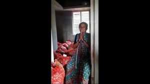 ಈರುಳ್ಳಿ ಬೆಲೆ ಕುಸಿತ; ಪರಿಹಾರ ನೀಡುವಂತೆ ಸಿಎಂಗೆ ಮನವಿ ಮಾಡಿದ ರೈತ ಮಹಿಳೆ 