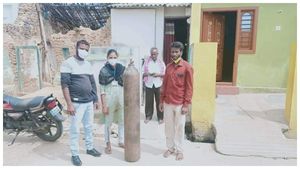ವಿಡಿಯೋ; ಬೈಕ್‌ನಲ್ಲಿ ಸಿಲಿಂಡರ್ ತಲುಪಿಸಿದ ವಾಲಿಬಾಲ್ ಆಟಗಾರ್ತಿ 