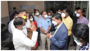 ದಾವಣಗೆರೆಯ ಎಸ್.ಎಸ್ ಹೈಟೆಕ್ ಆಸ್ಪತ್ರೆಗೆ ಜಿಲ್ಲಾಧಿಕಾರಿ‌ ದಿಢೀರ್ ಭೇಟಿ 